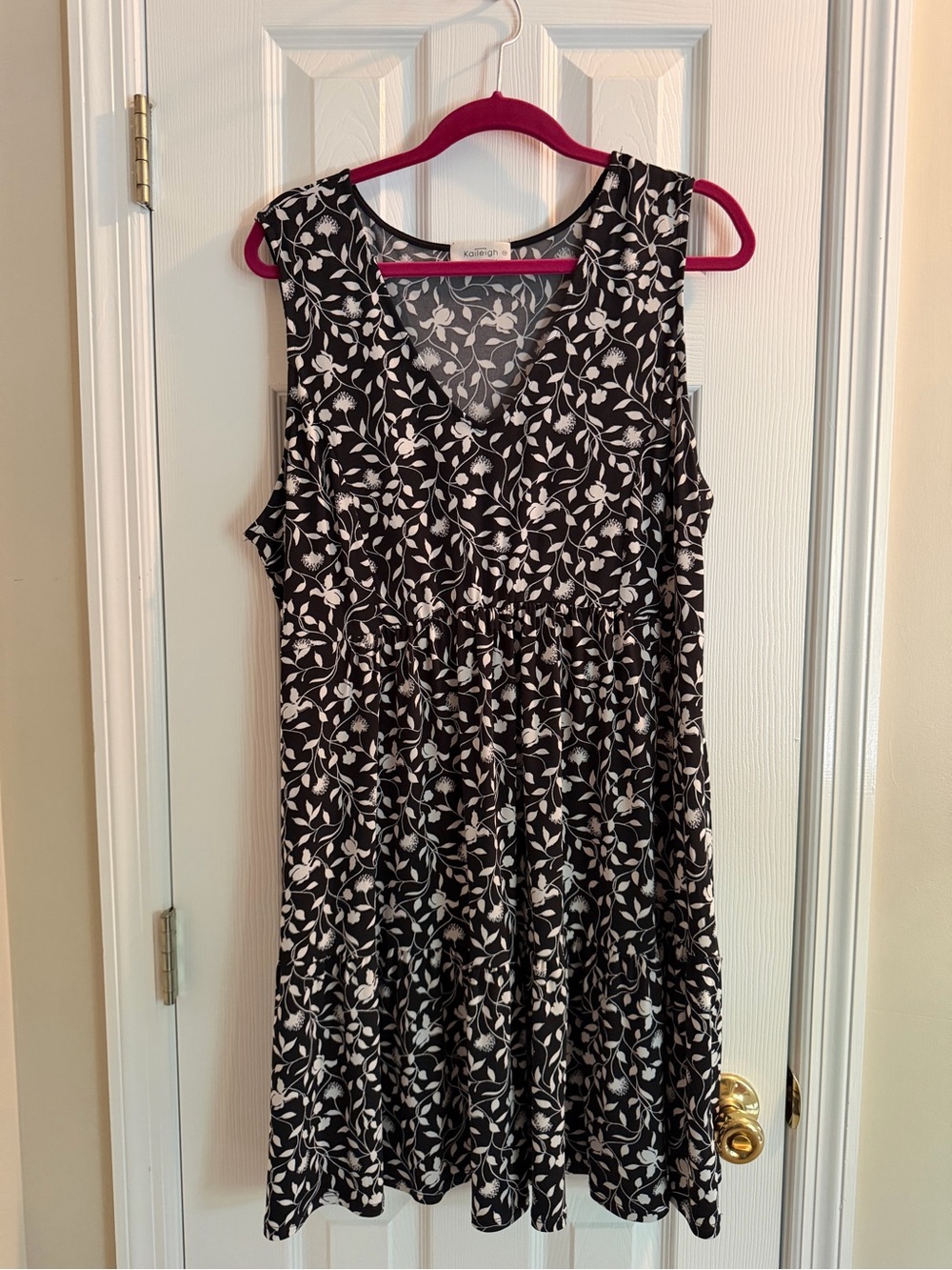 Kaileigh Black and White Floral V-Neck Sleeveless Dress